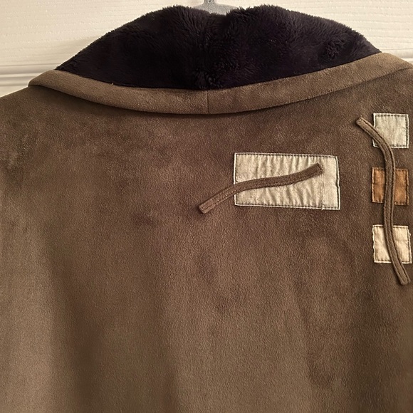 Icelandic Design Jacket / Coat with Geometric cutouts in Olive Green & Black - Picture 5 of 7
